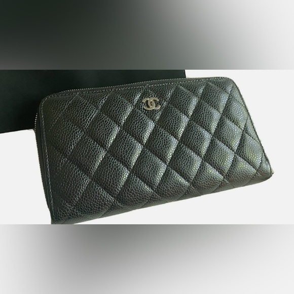 CHANEL rare authentic black leather Gusset zip wallet burgundy interior